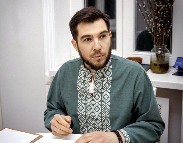 Віталій Матвієнко за робочим столом із книгою